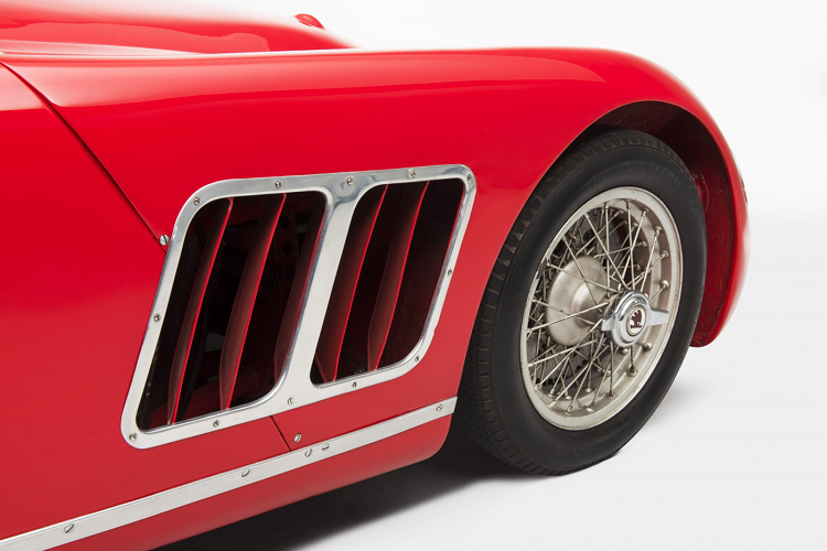 Đây chính là điểm khác biệt lớn nhất của Skoda 1100 OHC huyền thoại so với hai người tiền nhiệm Skoda Sport và Skoda Supersport vì hai mẫu xe trước đây đã sử dụng phiên bản sửa đổi của khung gầm chắc chắn từ Skoda 1101 bản thương mại. Để đạt được khả năng xử lý tốt nhất có thể, tải trọng đã được phân bổ tối ưu trên cả hai trục. Bộ ly hợp, hộp số năm cấp và hộp truyền động được lắp ở phía sau và được lắp đặt thành cùng một khối.