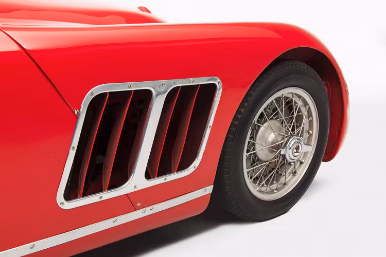 Đây chính là điểm khác biệt lớn nhất của Skoda 1100 OHC huyền thoại so với hai người tiền nhiệm Skoda Sport và Skoda Supersport vì hai mẫu xe trước đây đã sử dụng phiên bản sửa đổi của khung gầm chắc chắn từ Skoda 1101 bản thương mại. Để đạt được khả năng xử lý tốt nhất có thể, tải trọng đã được phân bổ tối ưu trên cả hai trục. Bộ ly hợp, hộp số năm cấp và hộp truyền động được lắp ở phía sau và được lắp đặt thành cùng một khối.