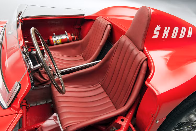 Hệ thống truyền động của Skoda 1100 OHC là động cơ 4 xi-lanh thẳng hàng được đặt dọc với bộ đánh lửa kép và hai trục cam nằm ở đầu xi-lanh. Với dung tích 1.089 cm3, động cơ này đã tạo ra công suất ấn tượng 92 mã lực tại 7.700 vòng/phút (tốc độ tối đa là 8.500 vòng/phút), tương ứng với với tỉ số dung tích trên mã lực khoảng 85 mã lực/lít. Ban đầu, động cơ này chạy bằng nhiên liệu hàng không có chỉ số octan cao, được nạp vào hai bộ chế hòa khí đôi của thương hiệu Jikov của Tiệp Khắc và về sau đã được thay thế bằng loại của thương hiệu Weber đến từ Ý.