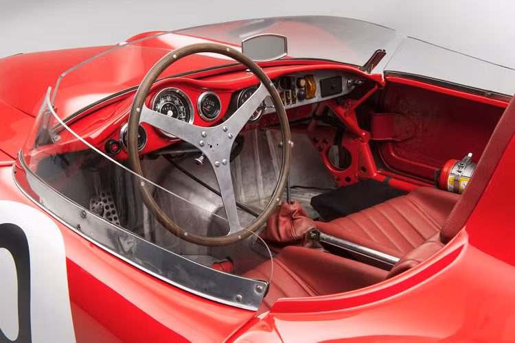 Xe được trang bị hệ thống treo độc lập cùng một trục xương đòn hình thang được lắp ở phía trước và các bánh sau, cách nhau 2.200 mm, được gắn trên một trục xoay với các tay đòn. Xe được trang bị vô lăng ba chấu có thể tháo rời để dễ dàng vào xe hơn. Một yếu tố tiến bộ khác vào cuối những năm 1950 trên chiếc xe chính là hệ thống treo thanh xoắn do Borrani sản xuất. Nhờ sử dụng nhựa gia cường sợi thủy tinh (GRP), chiếc xe đua dài 3.880 mm, rộng 1.430 mm và cao 964 mm chỉ nặng 583 kg.