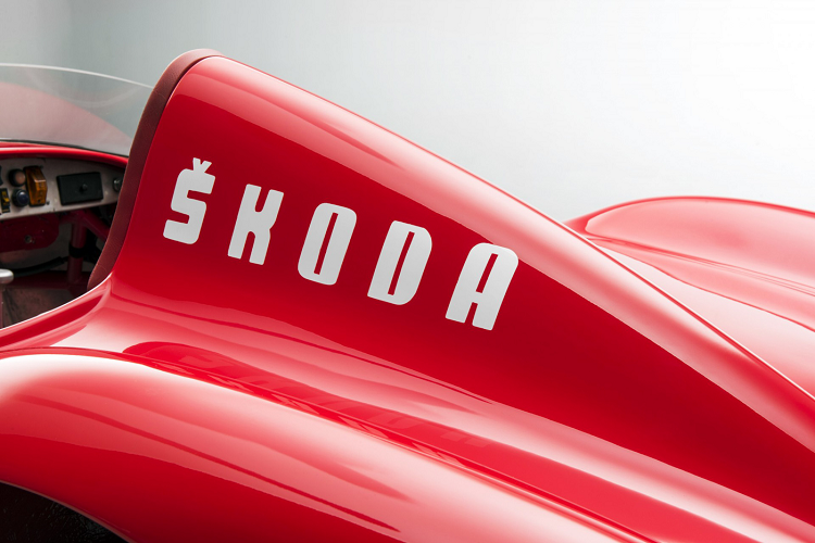 Nhờ trọng lượng tổng thể cực nhẹ, 1100 OHC đạt được tốc độ tăng tốc cạnh tranh và tốc độ tối đa từ 190 đến 200 km/h, tùy thuộc vào tỷ số truyền. Ở chiếc xe đầu tiên, Skoda lắp đặt hệ thống đèn pha lật kết hợp giữa tính sang trọng và thực dụng. Tuy nhiên ở chiếc xe này, hãng đã tìm ra phương án thay thế thiết thực hơn với đèn chiếu sáng cố định gắn liền cùng chụp trong để tạo vẻ liền mạch, tăng tính khí động học cho xe.