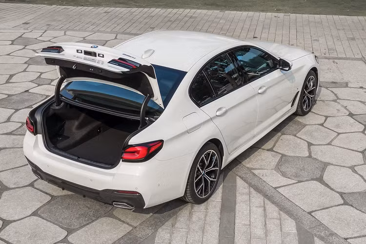 Phiên bản cao cấp nhất BMW 530i M-Sport sẽ được trang bị hệ thống treo thích ứng Adaptive. Hệ thống treo này sẽ mang đến khả năng điều chỉnh độ cứng/mềm tùy theo các chế độ lái khác nhau. Trong lần nâng cấp lần này, hệ thống an toàn của xe không được bổ sung nhiều, các tính năng an toàn chỉ được nâng cấp lên cho tiện dụng hơn. Giá xe BMW 5-Series 2021 mới khởi điểm từ 2,49 - 3,28 tỷ đồng, mức giá này đắt hơn các đối thủ Mercedes-Benz E-Class 2021 (2,31-2,95 tỷ đồng), Lexus ES 250 (2,54 tỷ đồng) hay Volvo S90 (2,15 tỷ đồng).