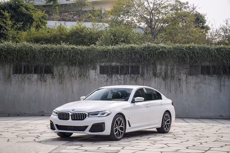 Ngoại thất của mẫu xe sang BMW 5-Series 2021 vẫn giữ nguyên được các đường nét thể thao. Lưới tản nhiệt hình quả thận đặc trưng được gia tăng về chiều rộng và chiều cao, đồng thời được kéo xuống sâu hơn ở phía cản trước và bao quanh bởi khung viền chắc chắn. Đường viền của đèn pha được thiết kế mỏng hơn mang lại nét hiện đại cho kiểu dáng vốn đã trở thành nét đặc trưng của BMW.