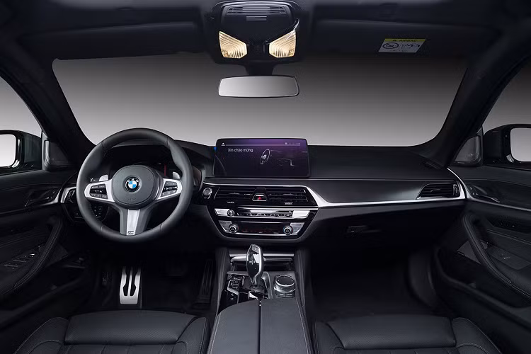 Ngoài ra, BMW 5-Series còn được bổ sung thêm gói M-Sport giúp xe cân đối và có tính động lực học tốt hơn. Ở phiên bản M-Sport, 5-Series sẽ được trang bị phanh hiệu năng cao giúp đảm bảo sự an toàn cho người lái khi di chuyển ở tốc độ cao.