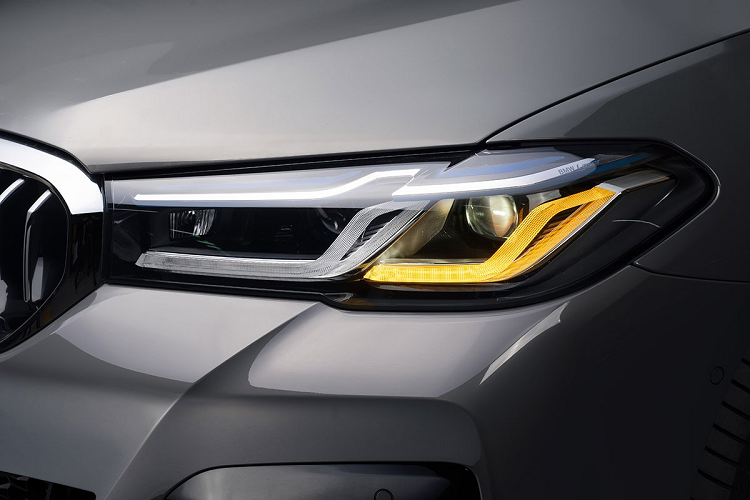 Cụm đèn hậu cũng được thiết kế lại để giúp cho phần đuôi xe trở nên bề thế hơn. Đèn sau và đèn phanh của xe được tích hợp vào một bộ chiếu sáng chung, tạo thành thiết kế 3D đầy nổi bật. Tất cả các phiên bản BMW 5-Series đều sẽ đi kèm với bộ ống xả hình thang được thiết kế mới. La-zăng kích thước 18 inch tiêu chuẩn trên bản 520i Luxury và kích thước 19 inch cho 2 phiên bản M-Sport.