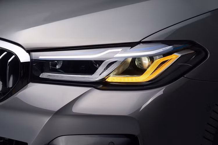 Cụm đèn hậu cũng được thiết kế lại để giúp cho phần đuôi xe trở nên bề thế hơn. Đèn sau và đèn phanh của xe được tích hợp vào một bộ chiếu sáng chung, tạo thành thiết kế 3D đầy nổi bật. Tất cả các phiên bản BMW 5-Series đều sẽ đi kèm với bộ ống xả hình thang được thiết kế mới. La-zăng kích thước 18 inch tiêu chuẩn trên bản 520i Luxury và kích thước 19 inch cho 2 phiên bản M-Sport.