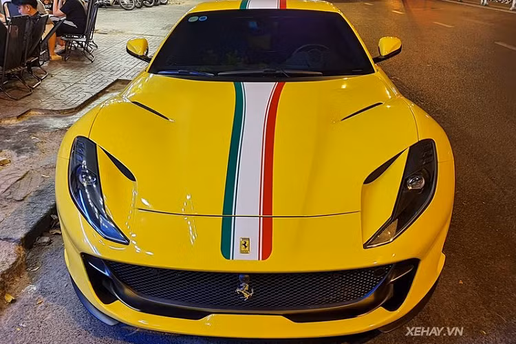 Hầu hết các tính năng của "siêu ngựa" vẫn được giữ nguyên vẹn đến tận bây giờ ngoại trừ màu ngoại thất. Hiện tại, chiếc 812 Superfast này đang khoác lên mình "bộ cánh" màu vàng tươi rực rỡ kết hợp sọc cờ Ý đặc trưng chạy dọc từ đầu tới đuôi xe.