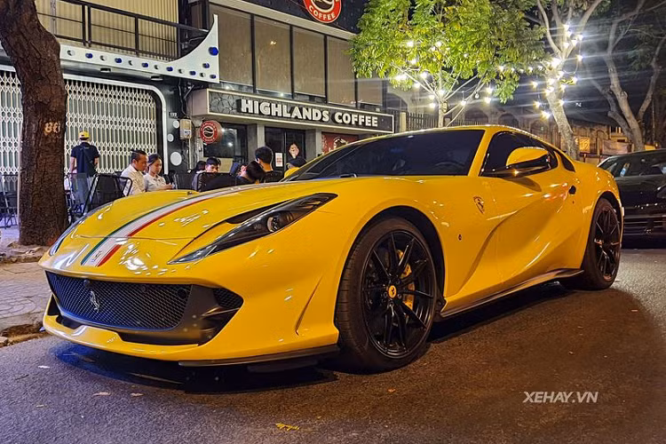 "Trái tim" của Ferrari 812 Superfast hàng hiếm tại Việt Nam này là khối động cơ hút khí tự nhiên V12 6.5L sản sinh công suất 800 mã lực và mô men xoắn cực đại 718 Nm. Ghép nối với hộp số 7 cấp, "ngựa chồm" có thể tăng tốc từ 0 - 100 km/h chỉ với 2,9 giây, trước khi đạt vận tốc cực đại đạt khoảng 341 km/h.