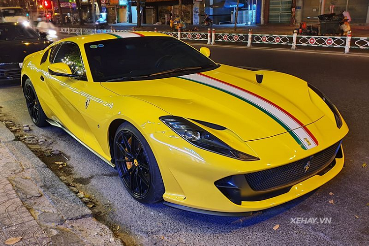 Về nước từ cuối tháng 11/2019 giá xe Ferrari 812 SuperFast có mức tính phí trước bạ tại Việt Nam là 27 tỷ đồng, đây chính là lần đổi màu đầu tiên của chiếc Ferrari 812 Superfast này. Tại Việt Nam, số lượng 812 Superfast không nhiều, chỉ khoảng 2-3 chiếc nên "nhất cử nhất động" của mỗi chiếc 812 Superfast đều được dân mê xe theo sát.