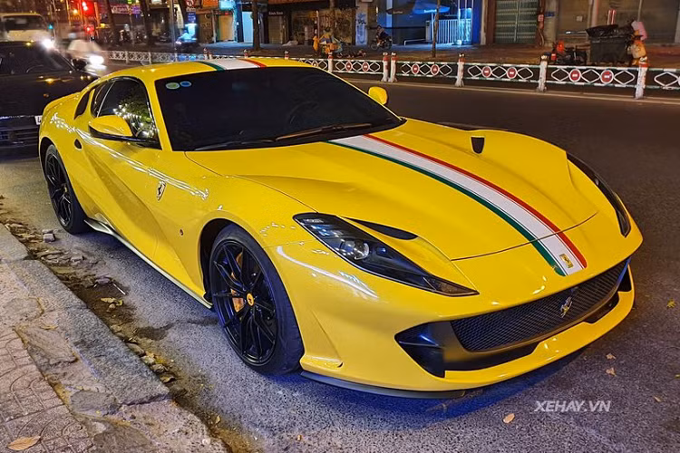 Về nước từ cuối tháng 11/2019 giá xe Ferrari 812 SuperFast có mức tính phí trước bạ tại Việt Nam là 27 tỷ đồng, đây chính là lần đổi màu đầu tiên của chiếc Ferrari 812 Superfast này. Tại Việt Nam, số lượng 812 Superfast không nhiều, chỉ khoảng 2-3 chiếc nên "nhất cử nhất động" của mỗi chiếc 812 Superfast đều được dân mê xe theo sát.