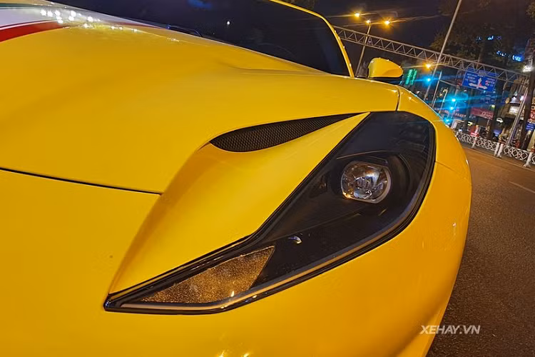 Nhìn chung, Ferrari 812 Superfast có thiết kế khá tương đồng với đàn anh F12berlinetta: nắp capo dài, khoang hành lý khá thoải mái…, tuy nhiên xe vẫn mang những nét đặc trưng của các thế hệ Ferrari mới như đèn pha LED kéo dài theo thân xe, hệ thống đèn hậu dạng vòng tròn kép… Chiếc Ferrari 812 Superfast này còn sở hữu một khoang nội thất rất giá trị với bọc da màu đen Nero cao cấp, các ghế đua sợi carbon giúp tối ưu trọng lượng xe. Một số nguồn tin cho biết bộ ghế là tùy chọn có giá hơn 130 triệu đồng.