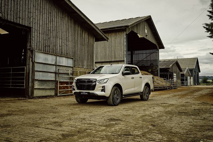 Bản DL40 có đèn pha dạng bi-LED, đèn sương mù, đèn định vị và đèn hậu đều ở dạng LED. Lưới tản nhiệt được mạ chrome, bệ bước chân sơn màu bạc. Xe cũng có cảm biến đỗ xe trước/sau, camera lùi. Những tiện nghi khác có trên bản này gồm chức năng ra vào không cần chìa khóa, màn hình giải trí cảm ứng 7 inch tương thích Apple CarPlay và Android Auto, hệ thống điều hòa 2 vùng tự động.