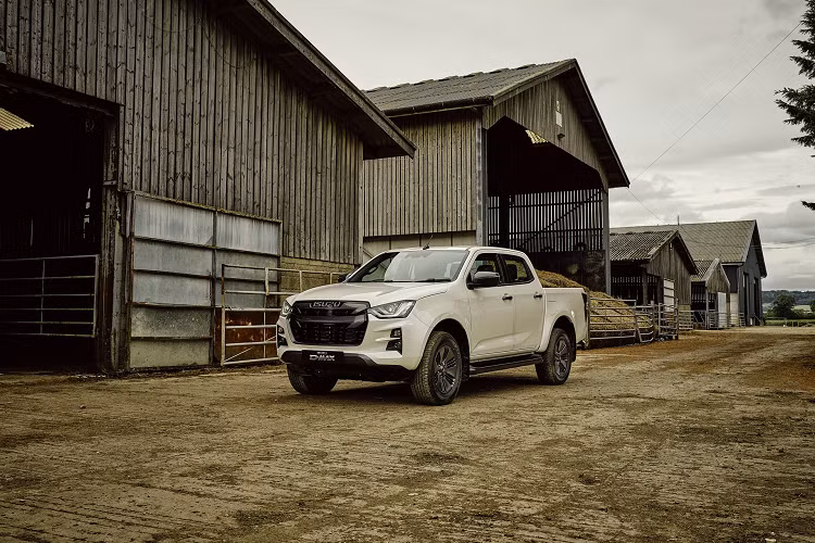 Bản DL40 có đèn pha dạng bi-LED, đèn sương mù, đèn định vị và đèn hậu đều ở dạng LED. Lưới tản nhiệt được mạ chrome, bệ bước chân sơn màu bạc. Xe cũng có cảm biến đỗ xe trước/sau, camera lùi. Những tiện nghi khác có trên bản này gồm chức năng ra vào không cần chìa khóa, màn hình giải trí cảm ứng 7 inch tương thích Apple CarPlay và Android Auto, hệ thống điều hòa 2 vùng tự động.