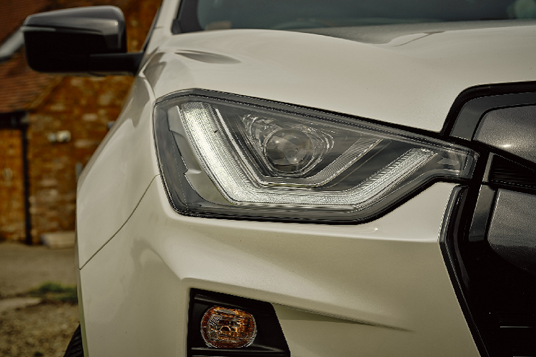 Phiên bản này cũng có gói hỗ trợ lái nâng cao ADASS, bao gồm phanh khẩn cấp tự động, cảnh báo chệch làn đường và hỗ trợ giữ làn đường, giới hạn tốc độ thông minh, nhận dạng biển báo giao thông. Bản Business cabin đôi có thêm tính năng giám sát điểm mù, cảnh báo phương tiện cắt ngang phía sau và giữ làn khẩn cấp.