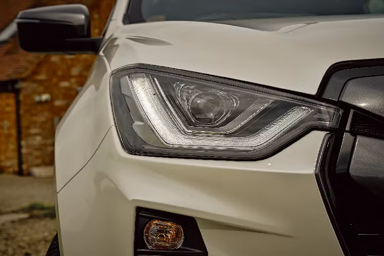 Phiên bản này cũng có gói hỗ trợ lái nâng cao ADASS, bao gồm phanh khẩn cấp tự động, cảnh báo chệch làn đường và hỗ trợ giữ làn đường, giới hạn tốc độ thông minh, nhận dạng biển báo giao thông. Bản Business cabin đôi có thêm tính năng giám sát điểm mù, cảnh báo phương tiện cắt ngang phía sau và giữ làn khẩn cấp.