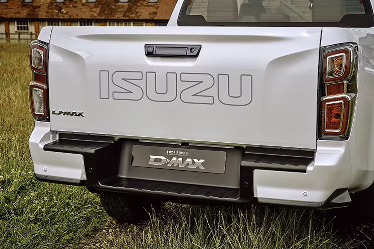 Tại Anh quốc, mẫu xe bán tải Isuzu D-Max 2021 có các màu ngoại thất tiêu chuẩn như đen Onyx, xám Obsidian, bạc Mercury và trắng Splash. Bản DL20 có thêm tùy chọn màu đỏ Spinel, cam Valencia, bản DL40 có màu trắng ngọc trai. Isuzu D-Max 2021 sẽ được chính thức bán ra tại Anh từ đầu tháng 3.