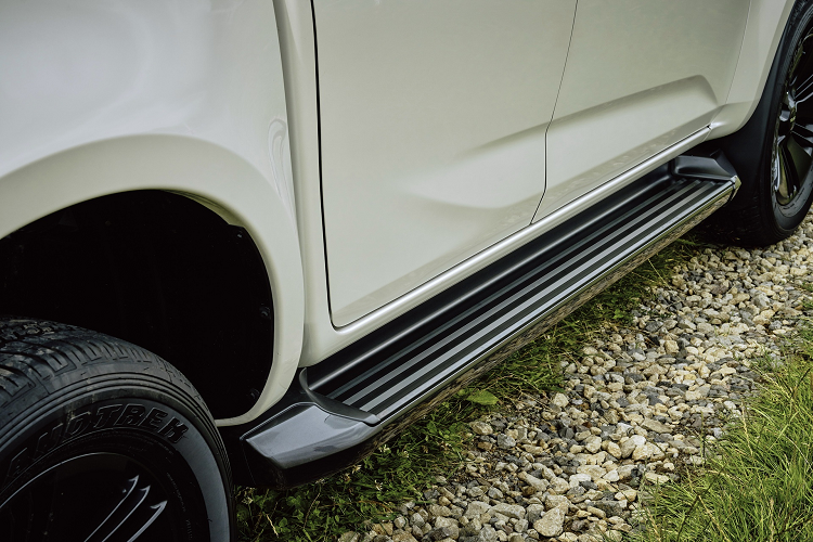 Phiên bản All-Purpose có biến thế DL20 và DL40, DL là viết tắt của tự Diff-lock (khóa vi sai). Phiên bản này được trang bị hộp số tự động 6 cấp. Hệ thống hỗ trợ lái ADAS trên D-Max All-Purpose gồm hỗ trợ giữ làn đường và kiểm soát hành trình thích ứng.