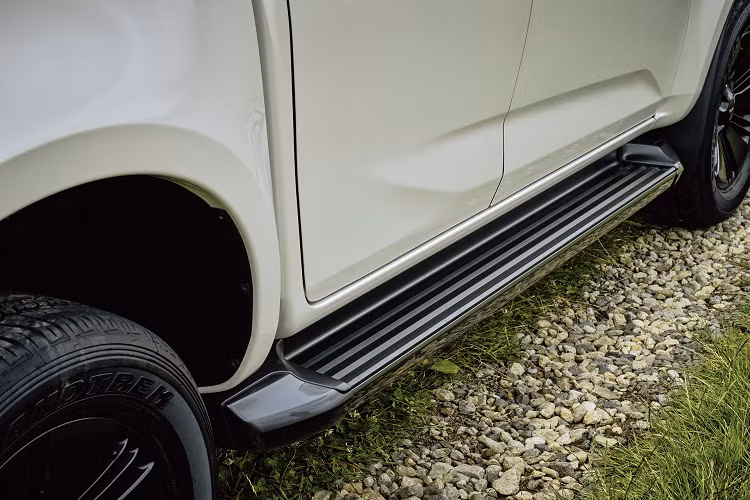 Phiên bản All-Purpose có biến thế DL20 và DL40, DL là viết tắt của tự Diff-lock (khóa vi sai). Phiên bản này được trang bị hộp số tự động 6 cấp. Hệ thống hỗ trợ lái ADAS trên D-Max All-Purpose gồm hỗ trợ giữ làn đường và kiểm soát hành trình thích ứng.