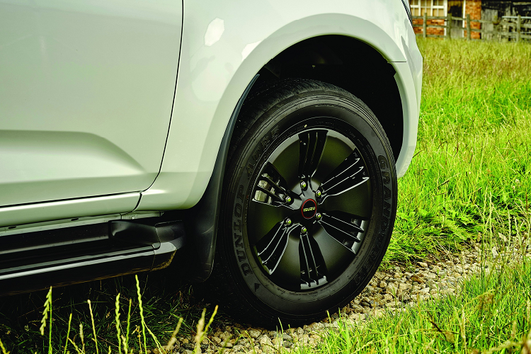 Bản DL20 có cảm biến đỗ xe trước/sau, cản va cùng màu với thân xe, tay nắm cửa màu bạc, lưới tản nhiệt sơn xám, mâm xe hợp kim 18 inch. Bên trong, ghế trước có chức năng sưởi, có bệ tỳ tay trung tâm phía trước.