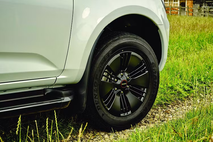 Bản DL20 có cảm biến đỗ xe trước/sau, cản va cùng màu với thân xe, tay nắm cửa màu bạc, lưới tản nhiệt sơn xám, mâm xe hợp kim 18 inch. Bên trong, ghế trước có chức năng sưởi, có bệ tỳ tay trung tâm phía trước.