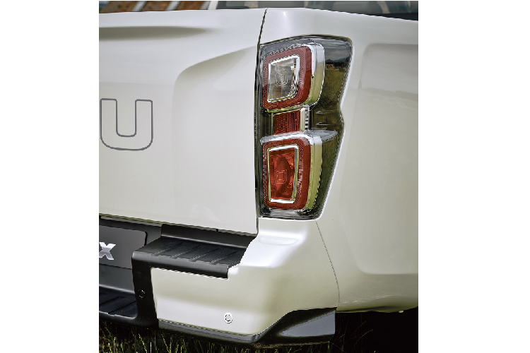 Phiên bản Business tiêu chuẩn có thông số kỹ thuật cơ bản, cản bằng nhựa cứng màu đen, ốp gương chiếu hậu và tay nắm cửa cũng được sơn đen. Mâm xe bằng thép và sàn vinyl. Xe được trang bị đèn pha tự động hỗ trợ tự điều chỉnh góc chiếu, gạt mưa tự động, trợ lực lái theo tốc độ, hệ thống Stop/Start và hệ thống giải trí Radio DAB tiêu chuẩn.