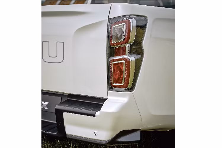 Phiên bản Business tiêu chuẩn có thông số kỹ thuật cơ bản, cản bằng nhựa cứng màu đen, ốp gương chiếu hậu và tay nắm cửa cũng được sơn đen. Mâm xe bằng thép và sàn vinyl. Xe được trang bị đèn pha tự động hỗ trợ tự điều chỉnh góc chiếu, gạt mưa tự động, trợ lực lái theo tốc độ, hệ thống Stop/Start và hệ thống giải trí Radio DAB tiêu chuẩn.