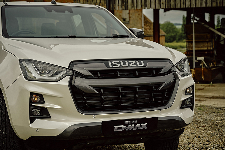 Tất cả phiên bản Isuzu D-Max tại Anh quốc đều được trang bị động cơ diesel đáp ứng tiêu chuẩn khí thải Euro 6D, có công suất 162 mã lực và mô-men xoắn 360 Nm. Động cơ này kết hợp với hộp số tự động 6 cấp hoặc hộp số sàn 6 cấp tiêu chuẩn, tùy chọn hệ dẫn động 2 bánh hoặc 4 bánh. Khả năng tải tối đa của Isuzu D-Max 2021 là 1.120 kg, sức kéo 3,5 tấn.