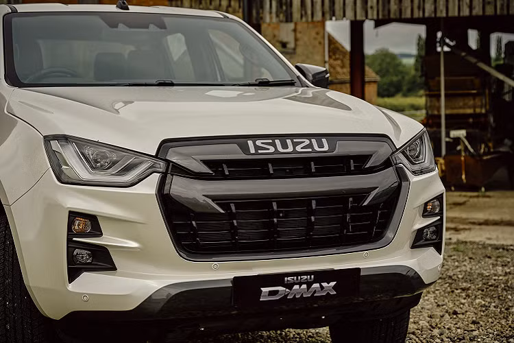 Tất cả phiên bản Isuzu D-Max tại Anh quốc đều được trang bị động cơ diesel đáp ứng tiêu chuẩn khí thải Euro 6D, có công suất 162 mã lực và mô-men xoắn 360 Nm. Động cơ này kết hợp với hộp số tự động 6 cấp hoặc hộp số sàn 6 cấp tiêu chuẩn, tùy chọn hệ dẫn động 2 bánh hoặc 4 bánh. Khả năng tải tối đa của Isuzu D-Max 2021 là 1.120 kg, sức kéo 3,5 tấn.