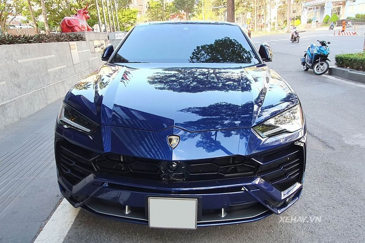  Siêu SUV Lamborghini Urus được trang bị bộ mâm 5 chấu màu xám thiết kế hình hoa đặc trưng đi kèm kẹp phanh màu ghi đâm, các chi tiết như nẹp sườn hay bộ khuếch tán sau, cản sau cũng được sơn màu xám nhằm tạo sự tương phản với màu xanh dương ở thân xe. Dù vậy, chính nước sơn ngoại thất với tông màu lạ này đã khiến chiếc Lamborghini Urus trong bài viết trở nên nổi bật hơn hẳn.