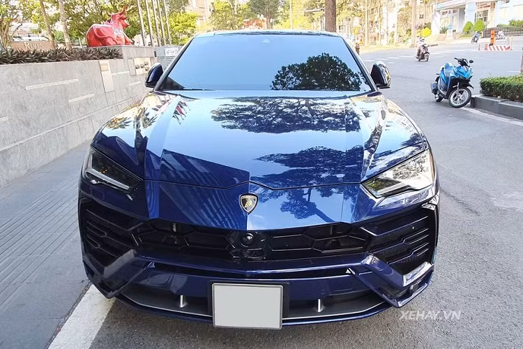  Siêu SUV Lamborghini Urus được trang bị bộ mâm 5 chấu màu xám thiết kế hình hoa đặc trưng đi kèm kẹp phanh màu ghi đâm, các chi tiết như nẹp sườn hay bộ khuếch tán sau, cản sau cũng được sơn màu xám nhằm tạo sự tương phản với màu xanh dương ở thân xe. Dù vậy, chính nước sơn ngoại thất với tông màu lạ này đã khiến chiếc Lamborghini Urus trong bài viết trở nên nổi bật hơn hẳn.