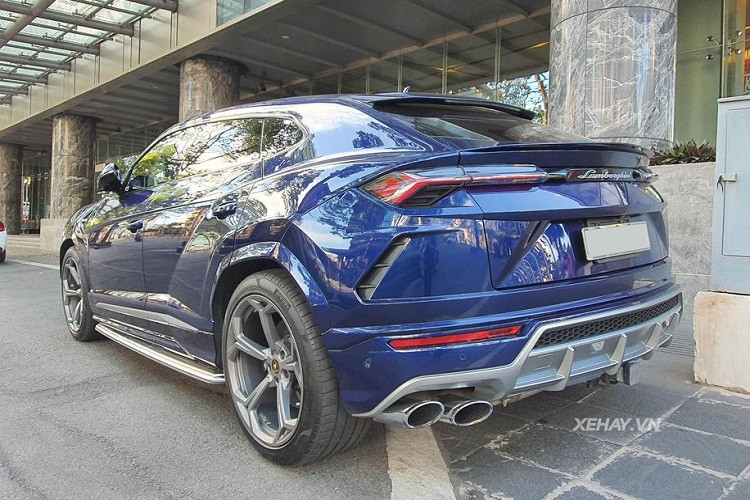 Chưa hết, Lamborghini Urus cũng sở hữu một hệ dẫn động bốn bánh hoàn toàn mới. Hệ dẫn động bốn bánh toàn thời gian của Urus có tích hợp vi sai trung tâm hạn chế trượt (LSD) và vi sai cầu sau có khả năng điều hướng mô-men xoắn riêng biệt cho bánh sau bên trái và bên phải. Ở trạng thái bình thường, tỷ lệ phân phối mô-men xoắn là 40/60 trước/sau nhưng trong một số tình huống vận hành nhất định, mô men xoắn có thể chia tối đa 70% cho bánh trước hoặc tối đa 87% cho bánh sau.