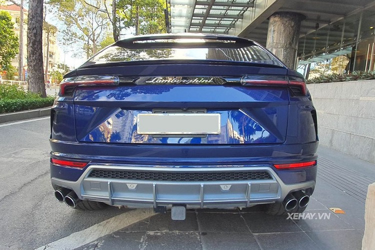 Bên cạnh ngoại hình thu hút, Lamborghini Urus còn là mẫu SUV nhanh nhất thế giới với trang bị động cơ xăng Biturbo V8 4.0L, cho ra công suất 641 mã lực và 850Nm mô-men xoắn cực đại, cho phép siêu SUV chỉ mất 3,6 giây để tăng tốc từ 0 - 100 km/h, 0-200 km/h trong 12,8 giây và đạt tốc độ tối đa 305 km/h, hơn Bentley Bentayga đúng 4 km/h.