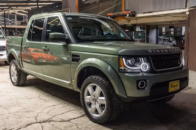 Thương hiệu Land Rover từ trước tới nay vốn nổi tiếng về việc tạo ra những chiếc SUV với nhiều kích cỡ và mục đích sử dụng khác nhau. Cho dù khách hàng muốn chạy off-road hay di chuyển nhẹ nhàng trong đô thị, thì chắc chắn sẽ tìm được một chiếc Land Rover bán tải đủ khả năng để thỏa mãn nhu cầu của họ. 