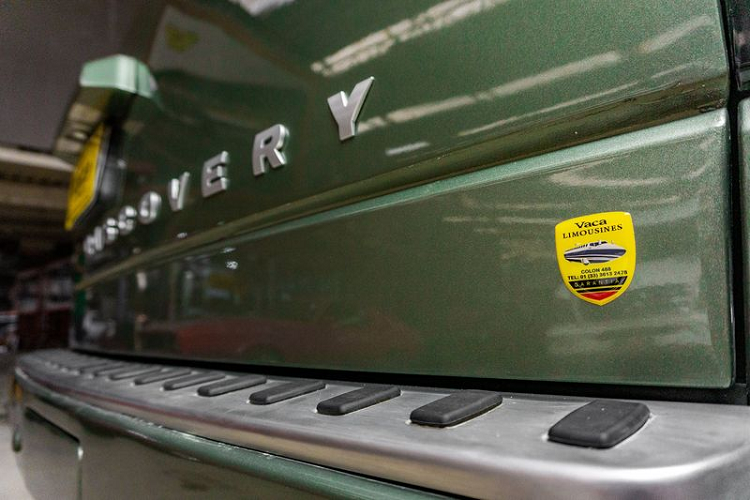 Ngoài việc chế tạo mẫu bán tải Discovery, VA-K Innovation dạo gần đây cũng đã thực hiện một dự án "điên rồ" khác, đó là biến chiếc Lincoln Town Car đời 1993 trở thành một chiếc Bentley cổ thập niên 50 với biểu tượng “Spirit of Ecstasy” của Rolls-Royce trang trí trên phần lưới tản nhiệt.