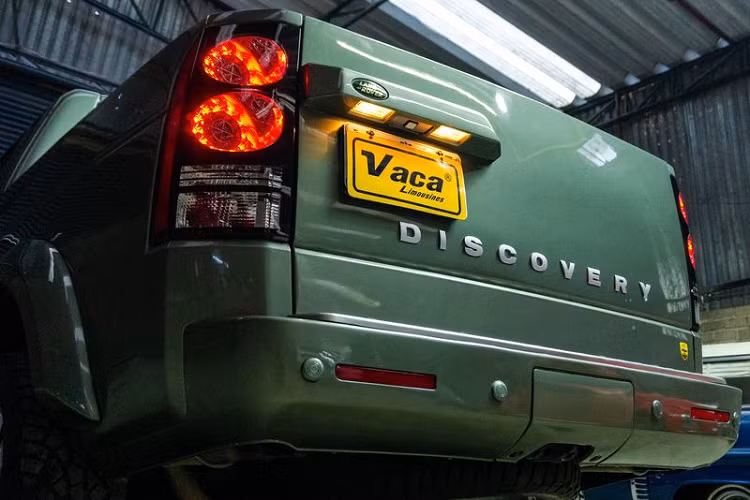 Do đó, công ty VA-K Innovation có trụ sở tại ngay bên ngoài thành phố Guadalajara, Mexico đã dành 5 tháng để chuyển đổi một chiếc Discovery thế hệ LR4 hành một chiếc xe bán tải sang trọng.