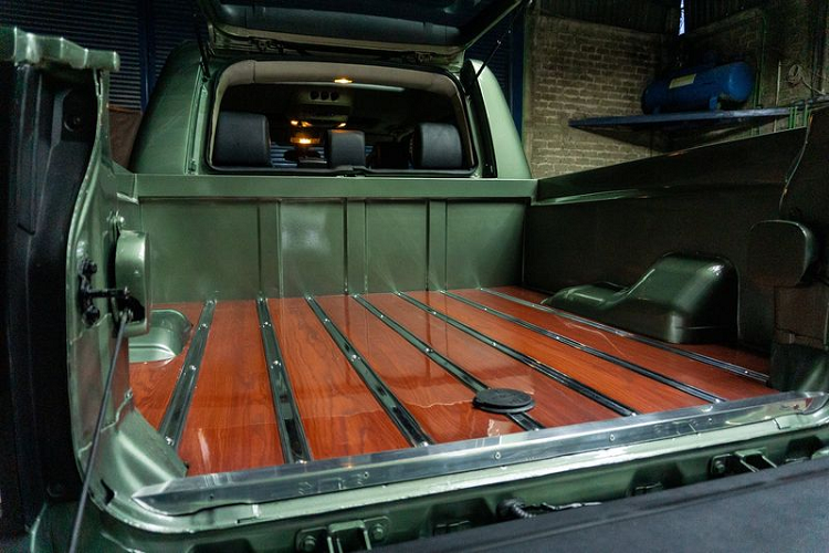 Cho đến thời điểm hiện tại, việc tạo ra chiếc bán tải Land Rover Discovery với phần thùng dài phía sau có thể coi là “có một không hai”, hơn nữa sàn của thùng xe còn được ốp gỗ tạo cảm giác tinh tế, hài hòa và chắc chắn. Theo như chia sẻ của đội ngũ VA-K, họ sẽ tạo ra nhiều mẫu xe độc đáo hơn trong tương lai, tuy nhiên những chiếc tiếp theo xuất xưởng sẽ không mất tới 5 tháng nhờ những kinh nghiệm có được trong dự án lần nầy.