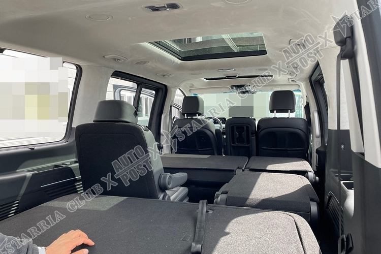 Tại thị trường Hàn Quốc, mẫu xe MPV Hyundai Staria 2021 có 3 phiên bản là Tourer, Cargo và Lounge. Trong đó, phiên bản Lounge nhắm đến việc cạnh tranh với "đồng hương" Kia Sedona hay Carnival. Hyundai Staria 2021 bản Tourer có 2 cấu hình nội thất là 9 chỗ và 11 chỗ. Bản Cargo vốn là xe van nên có 2 cấu hình ghế 3 chỗ và 5 chỗ. Riêng bản Lounge có 2 cấu hình ghế là 7 chỗ và 9 chỗ.