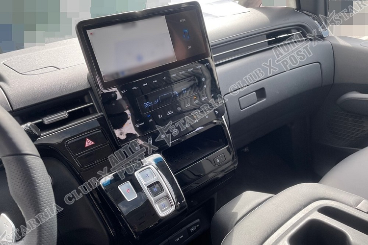 Thêm vào đó là nút bấm chọn số, hàng ghế giữa với chế độ thư giãn có thể kích hoạt bằng nút bấm, hệ thống đèn viền nội thất, 2 cửa sổ trời, điều hòa tự động, ghế trước sưởi ấm/làm mát và vô lăng rung để cảnh báo. Nội thất của Hyundai Staria 2021 bản Lounge được bọc da và có 4 tùy chọn màu.