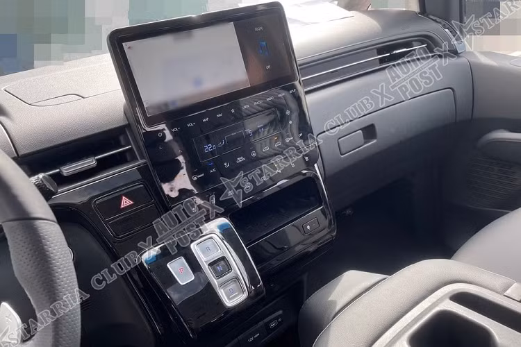 Thêm vào đó là nút bấm chọn số, hàng ghế giữa với chế độ thư giãn có thể kích hoạt bằng nút bấm, hệ thống đèn viền nội thất, 2 cửa sổ trời, điều hòa tự động, ghế trước sưởi ấm/làm mát và vô lăng rung để cảnh báo. Nội thất của Hyundai Staria 2021 bản Lounge được bọc da và có 4 tùy chọn màu.