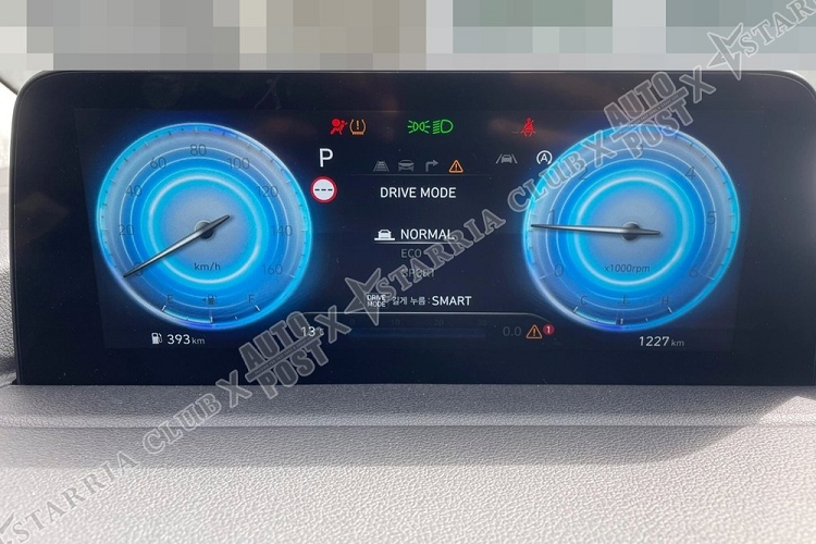 Bước vào bên trong Hyundai Staria 2021 bản Lounge, người lái được chào đón bằng những trang bị cao cấp như 2 màn hình 10,25 inch của bảng đồng hồ kỹ thuật số và hệ thống thông tin giải trí. Bảng đồng hồ có 3 chế độ hiển thị là Eco, Comfort và Sport tiêu chuẩn.