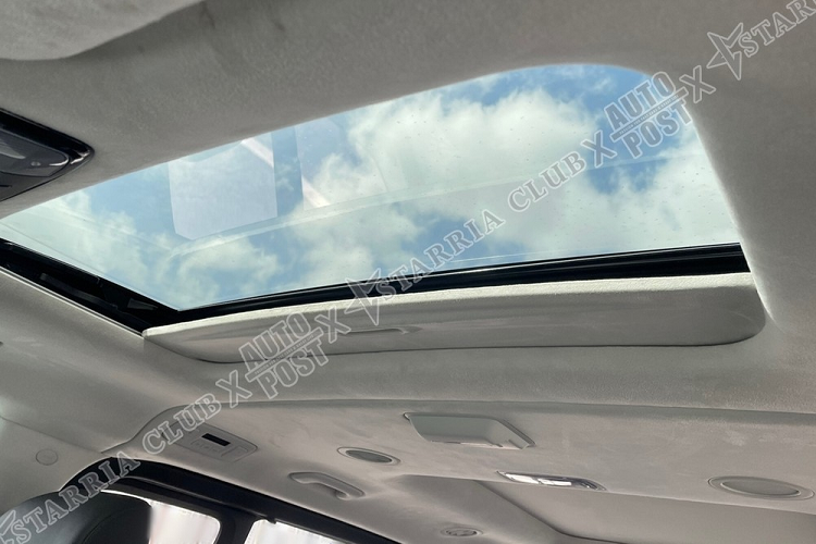 Không chỉ tạo cảm giác sang trọng, nội thất của Hyundai Staria 2021 còn khá thực dụng với nhiều ngăn đựng đồ. Ở dưới bảng đồng hồ, khu vực trên/dưới cụm điều khiển trung tâm và dưới bệ tì tay trung tâm đều có ngăn chứa đồ. Được trang bị nắp che, ngăn đựng đồ dưới bệ tì tay trung tâm của xe có cả ngăn đựng cốc và cổng USB.