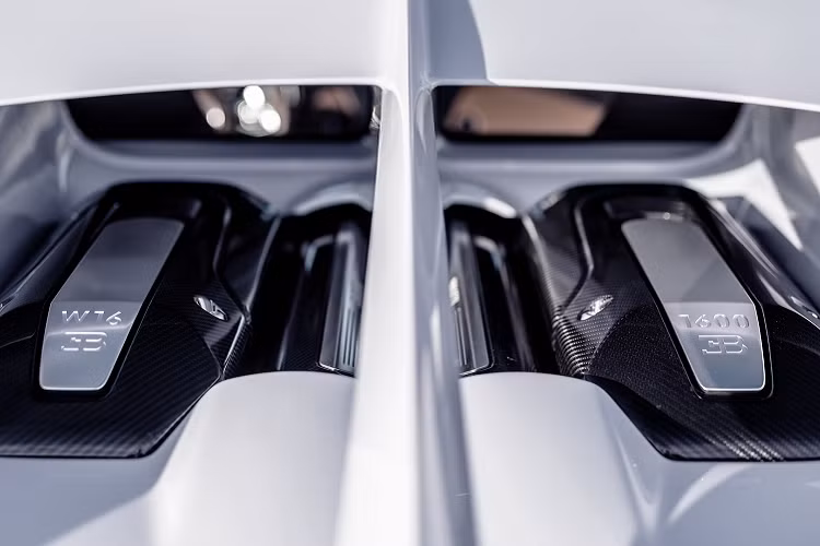 Khối động cơ W16 quad-turbo 8.0L có thể sản sinh công suất tối đa 1.600 mã lực cùng mô-men xoắn 1.600 Nm. Đi cùng đó là hộp số tự động 7 cấp ly hợp kép.