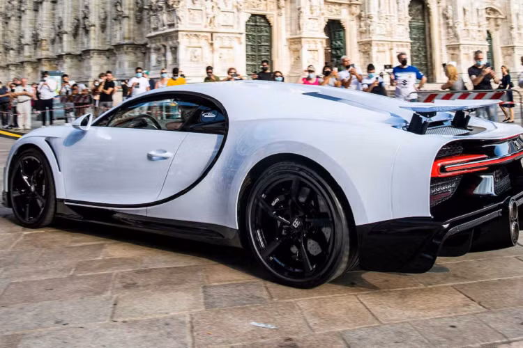 Chiron Super Sport có giá bán khởi điểm vào khoảng 3,9 triệu USD và được sản xuất giới hạn 60 chiếc trên toàn thế giới. So với mẫu Chiron tiêu chuẩn, Bugatti Chiron Super Sport được tinh chỉnh ngoại hình để có được hiệu suất vận hành ấn tượng hơn, chẳng hạn như đuôi xe vuốt dài hơn, bổ sung hốc hút gió...