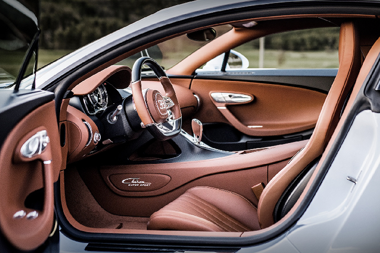 Bugatti Chiron Super Sport có khả năng tăng tốc từ 0-100 km/h trong 2,4 giây, 0-200 km/h mất 5,8 giây và chạm mốc 300 km/h sau 12,1 giây. Vận tốc tối đa của xe được giới hạn ở mức 440 km/h.