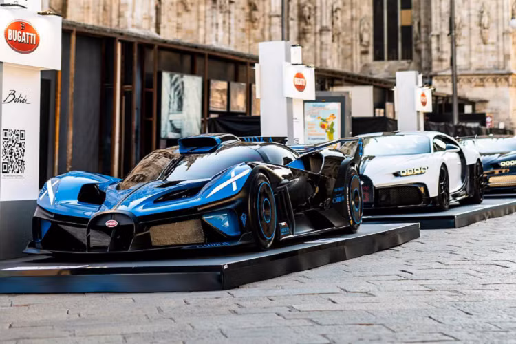 Sức mạnh của Bugatti Bolide đến từ động cơ W16 quad-turbo 8.0L với công suất tiêu chuẩn 1.600 mã lực. Khi sử dụng xăng có chỉ số octane 110, động cơ có thể đạt công suất lên đến 1.850 mã lực và mô-men xoắn cực đại 1.850 Nm.