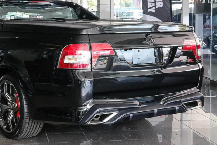 Chiếc HSV Maloo GTSR 2017 cuối cùng từng được sản xuất này đang được treo giá 958.000 AUD. Đây là số tiền đắt gấp vài lần một siêu xe thông thường ở Úc, và khiến cái giá bán lẻ ban đầu 96.990 AUD trở thành một trò đùa đúng nghĩa.