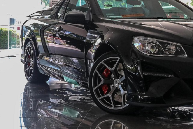 Người Úc thích bán tải đến mức chiếc xe mạnh mẽ nhất được bán ở đất nước này. Bán tải Holden HSV Gen-F GTS, không phải là một mẫu xe thể thao, SUV hay siêu xe mà là một chiếc bán tải. Người Úc “cuồng” Holden HSV đến độ một số chiếc đã được bán với giá cao ngất trời, và minh chứng cụ thể là chiếc xe trong ảnh ở đây mới được niêm yết với giá gần 1 triệu đô la Úc (khoảng 17,79 tỷ đồng).