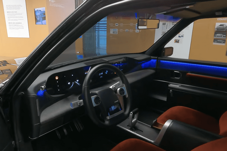 Thoạt nhìn, có vẻ như mẫu xe sang Heritage Series Grandeur chỉ có những thay đổi nhỏ so với xe nguyên bản nhưng khi kiểm tra kỹ hơn, bạn sẽ phát hiện ra Hyundai đã tinh chỉnh lưới tản nhiệt, bộ la-zăng, đường gờ quanh thân vỏ, và gương chiếu hậu. Tuy nhiên, điểm thay đổi rõ ràng và đáng chú ý nhất là hệ thống đồ họa pixel ở cả phía trước và phía sau.