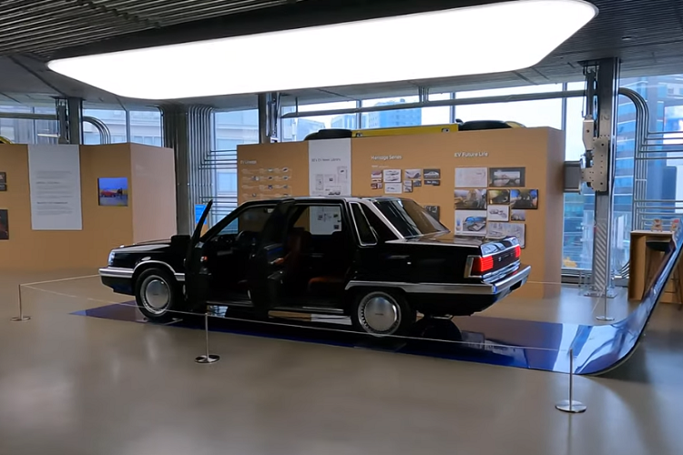 Trong khi ngoại thất vẫn lưu giữ nhiều yếu tố giống mẫu xe cổ, nội thất của Heritage Series Grandeur gần như khác biệt hoàn toàn.