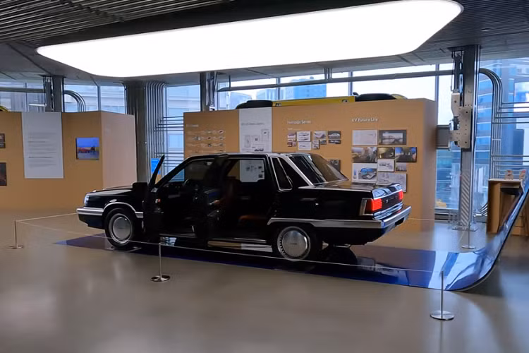 Trong khi ngoại thất vẫn lưu giữ nhiều yếu tố giống mẫu xe cổ, nội thất của Heritage Series Grandeur gần như khác biệt hoàn toàn.